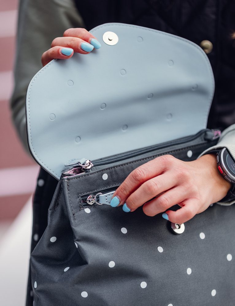 VUCH Joanna Dotty Dark Grey.

Dvojno glavno zapenjanje – zadrga in magnet
Notranji in zunanji žep z zadrgo
Notranji žepi brez zapenjanja
Ojačane naramnice
 Nahrbtniki
„Praktičnost, udobje in funkcionalnost.