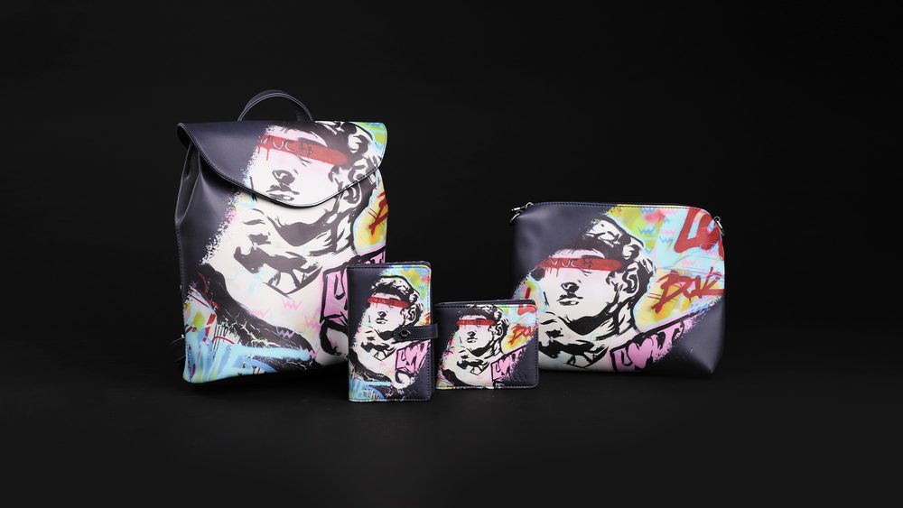 VUCH Peaceful love.

Izviren dizajn - vsake torbice je samo 300 kosov
Ustvarjeno v sodelovanju z umetnikom pop art Josefom Ratajem (https://www.ratajart.com/)
Omejena izdaja luksuznega darilnega paketa
 Rataj second collection
„V času, ko je deljenje miru in ljubezni več kot potrebno, prihaja druga serija uspešne omejene izdaje kolekcije Rataj 2!