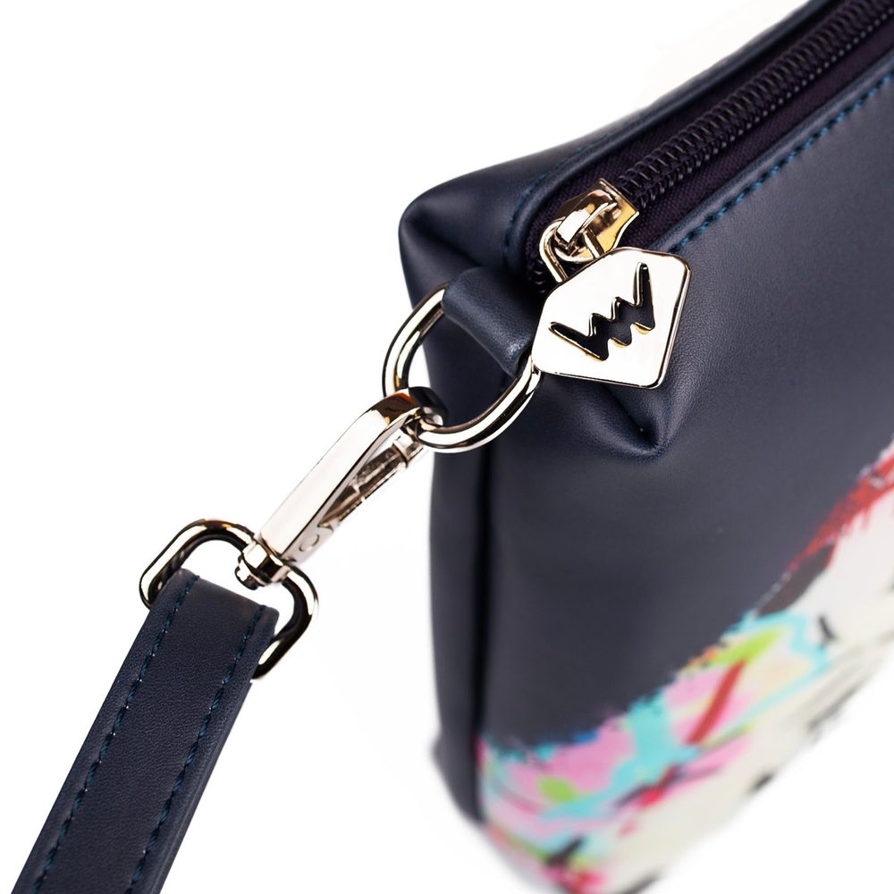 VUCH Peaceful love.

Izviren dizajn - vsake torbice je samo 300 kosov
Ustvarjeno v sodelovanju z umetnikom pop art Josefom Ratajem (https://www.ratajart.com/)
Omejena izdaja luksuznega darilnega paketa
 Rataj second collection
„V času, ko je deljenje miru in ljubezni več kot potrebno, prihaja druga serija uspešne omejene izdaje kolekcije Rataj 2!