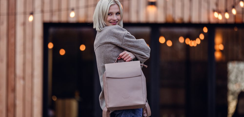 VUCH Gioia Creme.

Prostoren glavni žep z dvojnim zapiranjem - zadrgo in izjemno močnim magnetnim zavihkom
Praktični zunanji žepi z zadrgo na zadnji strani nahrbtnika
Notranji predelki in žep z zadrgo
Nastavljive naramnice in oblazinjeno hrbtišče za udobno nošenje
 SimplyV 
Enostavno Vuch!
Brezčasna, minimalistična in elegantna.