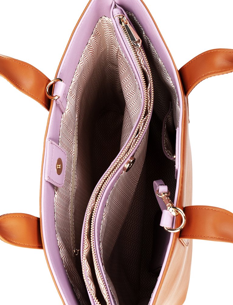 VUCH Wennie Brown.

Glavno pritrditev za 2 magneta
Velik žep z zadrgo
Notranja mini denarnica za majhne predmete (90 x 140 mm)
Torbica vključuje crossbody pas
 SimplyV 
Enostavno Vuch!
Brezčasna, minimalistična in elegantna.