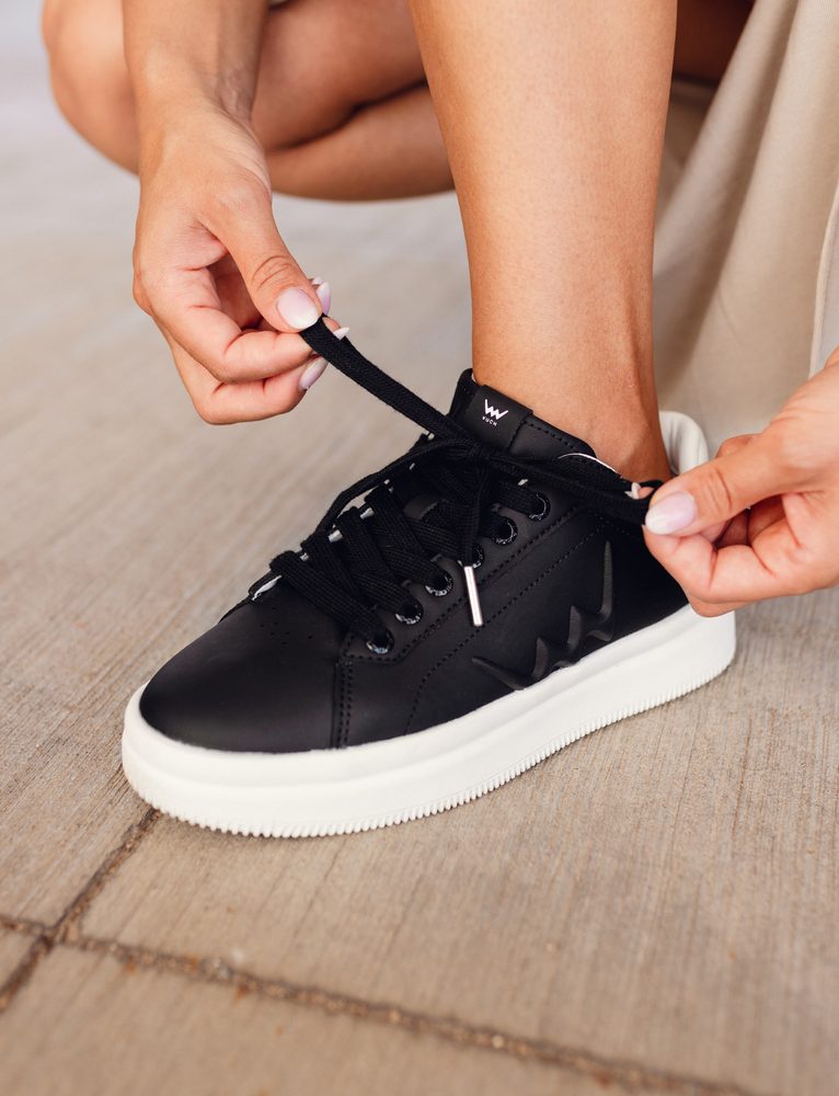 VUCH Lucky Black - 40.
Notranji vložek čevlja je bil ustvarjen s pomočjo umetne inteligence.
Vsaka barvna različica superge ima svoj značaj – od klasične črno-bele elegance, igrive vijolične, do nežno roza in modernega sivega minimalizma.

Vsakodnevna obutev za prosti čas
Notranji vložek ustvarjen s pomočjo AI
3D reliefni detajl logotipa Vuch
Sodoben višji podplat zagotavlja udobje tudi pri celodnevnem nošenju
 Obutev
Čevlji Vuch so izvirnost, ki očara.