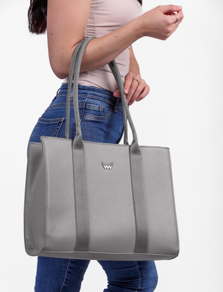 VUCH Eike Grey.

Velika torba s trdnim dnom
Glavno zapiranje na zadrgo
Notranji predali za drobnarije, žep z zadrgo
Dolge udobne trakovne ročaje, ki se prilegajo predlakti in ramenu

  Velike torbe
Žal nismo v Bradavicah in nimamo Hermionine čarobne torbe, v katero bi se zložil celo šotor.