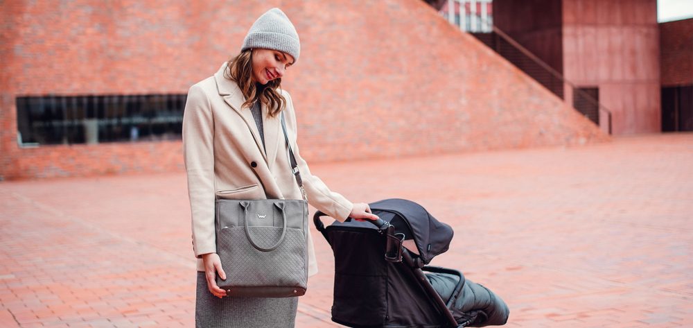 VUCH Inara Grey.

Glavno zapiranje z zadrgo
Zanke za pritrditev na voziček
Trdno dno, zaščiteno s 4 kovinskimi nogami
Veliko notranjih in zunanjih žepov

 
  Shape of Diamond
Bodite elegantni in edinstveni s Shape of Diamond! 
Trenutno si ogledujete dragulje in diamante našega portfelja.