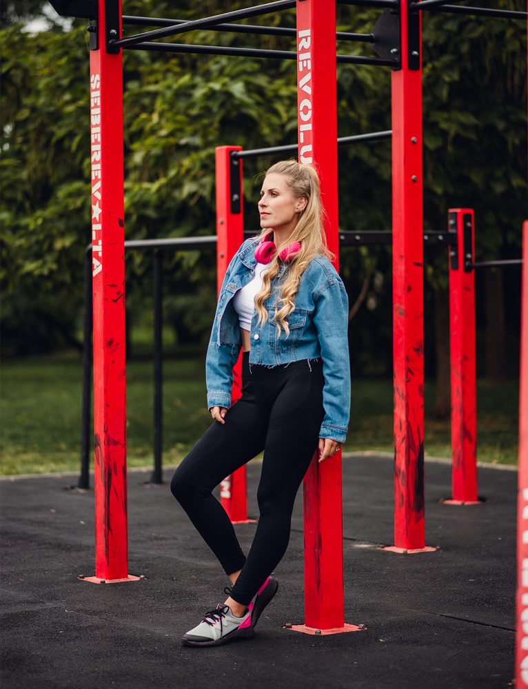 VUCH Rush Wild - 37.

Dizajni, oblikovani v sodelovanju z Martinom Brnom
Prilagodljiv zračen zgornji del
Vložek je podložen s spominsko peno
Lahek dizajn
Majhni odsevni elementi
Ojačan nart s silikonskimi elementi
 OBUTEV
Vuch obutev je izvirnost, ki očara.