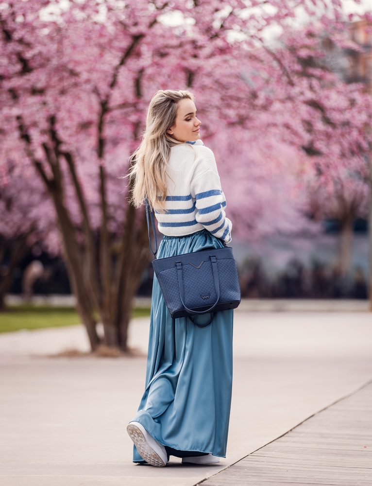 VUCH Neela Blue.

Elegantna izvedba z zunanjim žepom brez zapiranja
Torba s trdnim dnom, zaščitenim s 4 kovinskimi nogicami
Glavno zapiranje na zadrgo
Vključen crossbody pas
 Shape of Diamond
Bodite elegantni in edinstveni s Shape of Diamond! 
Trenutno si ogledujete dragulje in diamante našega portfelja.