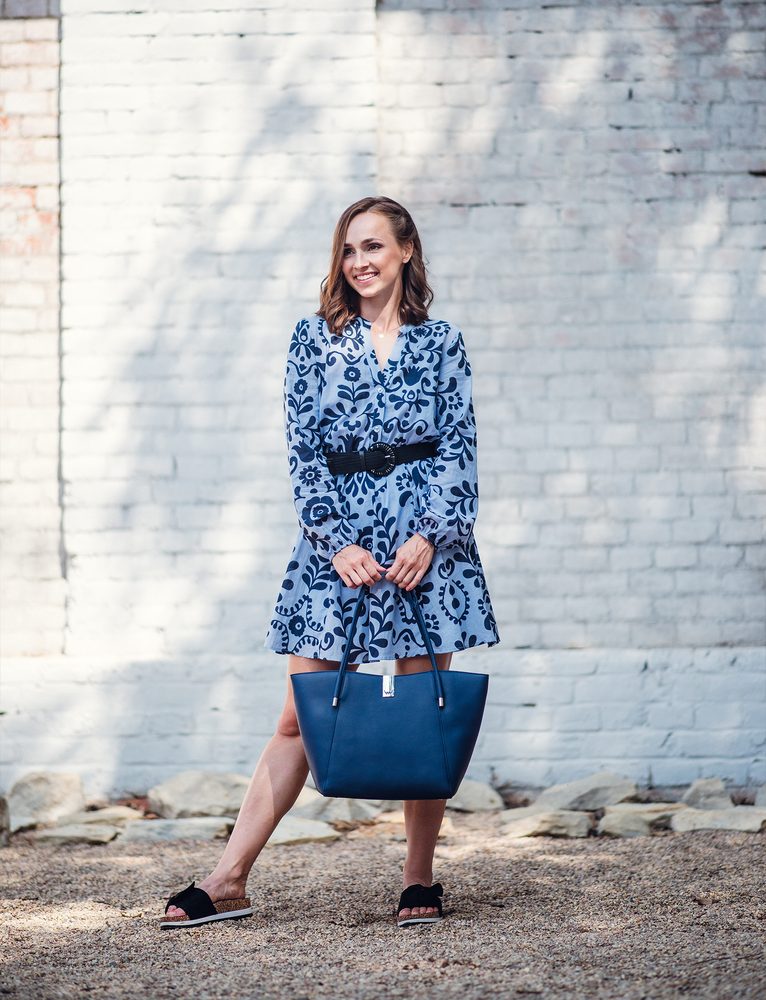 VUCH Laurie Simply Blue.

Velika torba s trdnim dnom
Popolnoma se zapira z zadrgo, zato ni primerna za radovedneže
Dolgi udobni ročaji za podlaket in ramo
 SimplyV 
Enostavno Vuch!
Brezčasna, minimalistična in elegantna.