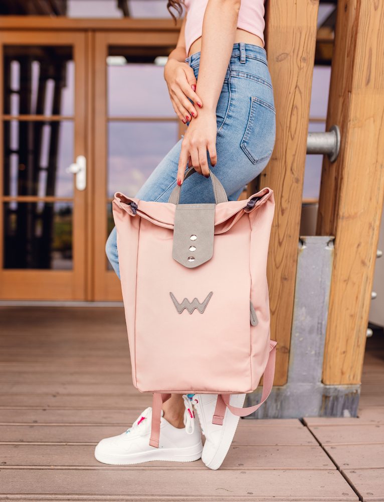 VUCH Mellora Pink.

Notranji ločen prostor za mini prenosnik
Majhen notranji žep na zadrgo
Zapenjanje na zadrgo in na patent
Nastavljive naramnice
Izjemno močan in vzdržljiv material
 NAHRBTNIKI
„Praktičnost, udobje in funkcionalnost.