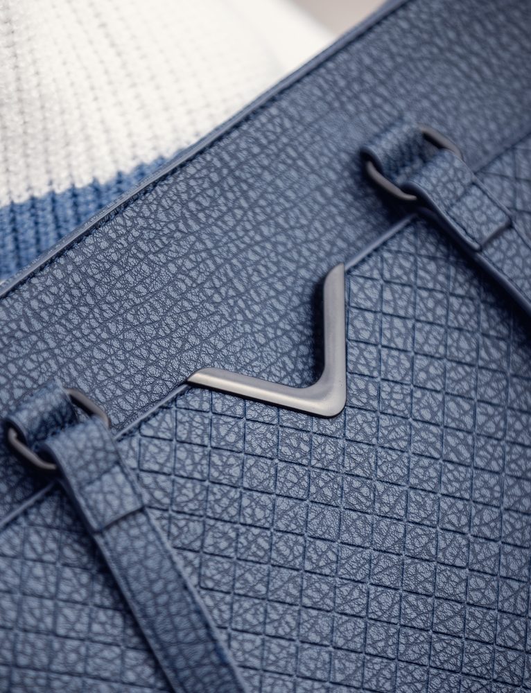 VUCH Neela Blue.

Elegantna izvedba z zunanjim žepom brez zapiranja
Torba s trdnim dnom, zaščitenim s 4 kovinskimi nogicami
Glavno zapiranje na zadrgo
Vključen crossbody pas
 Shape of Diamond
Bodite elegantni in edinstveni s Shape of Diamond! 
Trenutno si ogledujete dragulje in diamante našega portfelja.
