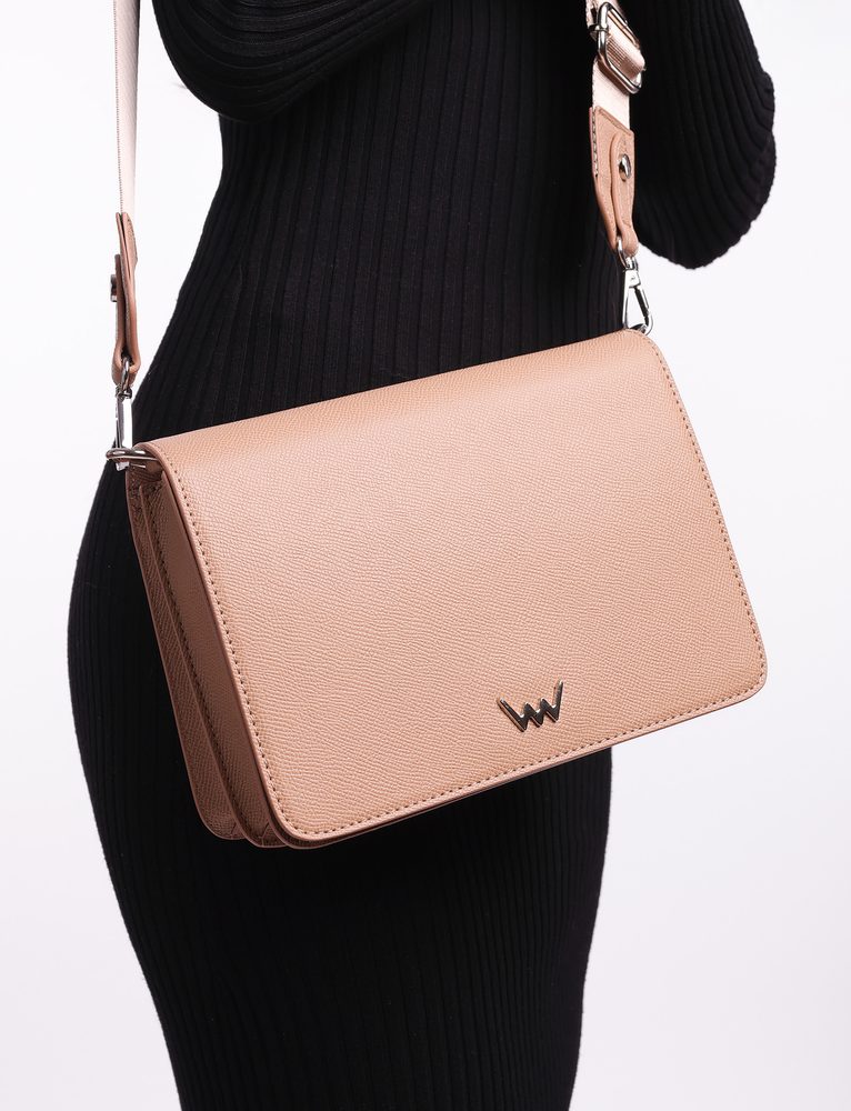 VUCH Elvira Beige.

Zapiranje torbice na magnet
Notranji prostor razdeljen na dva dela
Vključen crossbody pas
Dva načina nošenja
 Torbice za v roko
Razmišljaš o nakupu torbice za v roko, ki je ne boš več spustila?