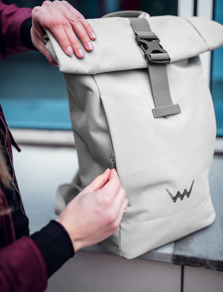 VUCH Neddy Grey.

Roll-top sistem, možnost povečanja prostora
Detajli iz gumiranega materiala
Guma na hrbtni strani nahrbtnika za pritrditev na kovček
Prsni pas s sponko
Oblazinjene naramnice in hrbet za udobno nošenje
 TechniC
Zbirka, navdihnjena z mestom in naravo.
Nahrbtniki Mellora in Noel že nekaj časa vladajo na prestolu priljubljenosti, iz njihovih prednosti pa so nastali številni odlični nasledniki.