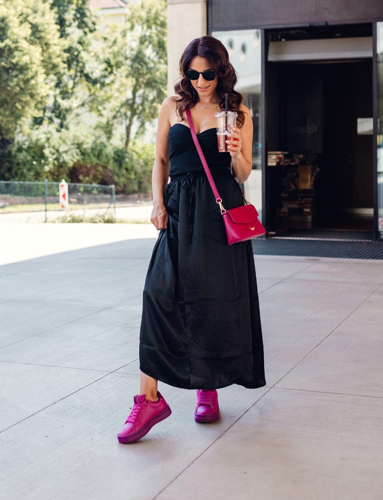 VUCH Lucky Purple - 40.
Notranji vložek čevlja je bil ustvarjen s pomočjo umetne inteligence.
Vsaka barvna različica superge ima svoj značaj – od klasične črno-bele elegance, igrive vijolične, do nežno roza in modernega sivega minimalizma.

Vsakodnevna obutev za prosti čas
Notranji vložek ustvarjen s pomočjo AI
3D reliefni detajl logotipa Vuch
Sodoben višji podplat zagotavlja udobje tudi pri celodnevnem nošenju
 Obutev
Čevlji Vuch so izvirnost, ki očara.