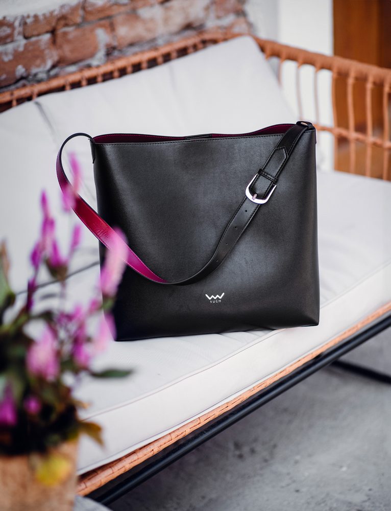 VUCH Justeene Black.

Elegantna torbica iz kolekcije SimplyV
Notranji žep na zadrgo za drobnarije
Magnetno zapiranje
Vanjo gre A4 in manjši prenosnik
 SimplyV 
Enostavno Vuch!
Brezčasna, minimalistična in elegantna.