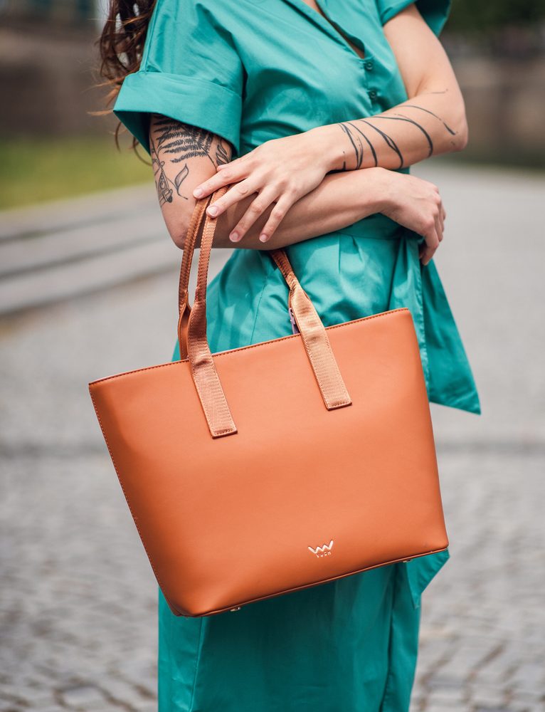 VUCH Wennie Brown.

Glavno pritrditev za 2 magneta
Velik žep z zadrgo
Notranja mini denarnica za majhne predmete (90 x 140 mm)
Torbica vključuje crossbody pas
 SimplyV 
Enostavno Vuch!
Brezčasna, minimalistična in elegantna.