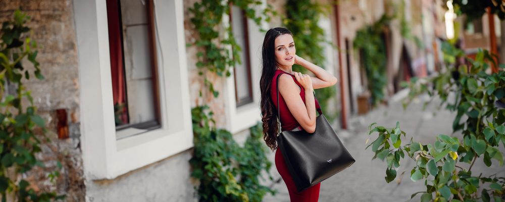 VUCH Justeene Black.

Elegantna torbica iz kolekcije SimplyV
Notranji žep na zadrgo za drobnarije
Magnetno zapiranje
Vanjo gre A4 in manjši prenosnik
 SimplyV 
Enostavno Vuch!
Brezčasna, minimalistična in elegantna.