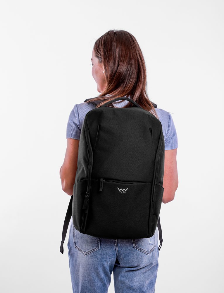 VUCH Sygurny Black.

Celosten zip žep
Zunanji zip žepi
Veliko notranjih predalov
Prsni pas s sponko
Elastika na hrbtišču nahrbtnika za pritrditev na kovček
Odsevni detajli na trakovih
Oblazinjeni naramni trakovi in hrbet za udobno nošenje
 Nahrbtniki
Časi, ko so nahrbtniki pomenili le šolske torbe ali športne kose za visokogorske pohode, so že zdavnaj mimo.