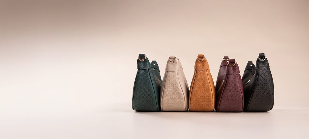 VUCH Nessa Beige.

Glavno zapiranje z zadrgo
Notranja žep z zadrgo
Prostor za kartice
Nastavljiv trak
 Shape of Diamond
Bodite stilski in edinstveni s Shape of Diamond!
Ravno zdaj opazujete dragocene kamne in diamante našega portfelja.