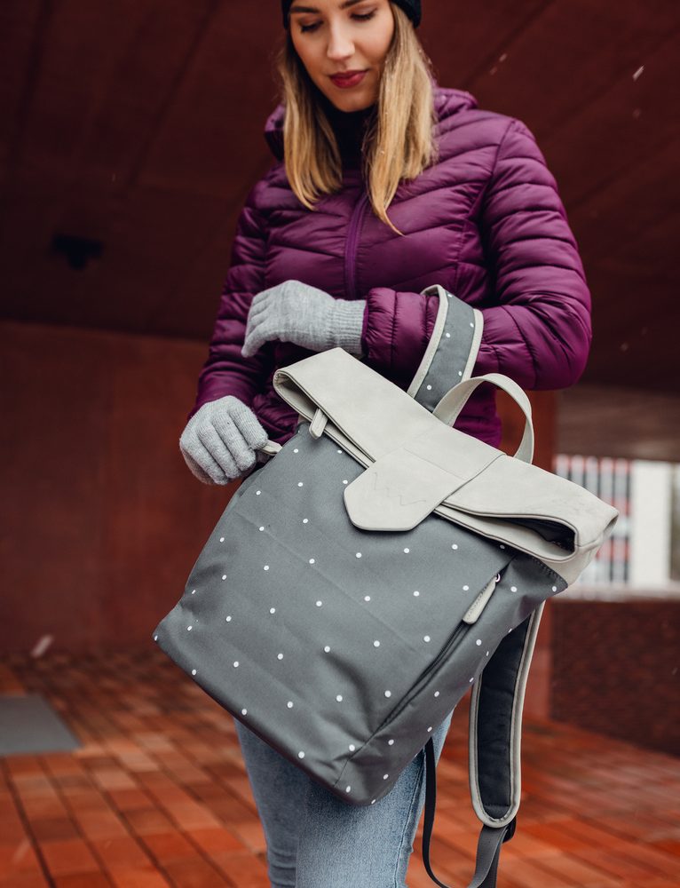 VUCH Mellora Dotty Grey.

Notranji ločen prostor za mini prenosnik in majhen žep z zadrgo
Zapiranje na zadrgo + po zlaganju se lahko zavaruje z ultra močnim magnetnim patentom
Nastavljive naramnice
Podložen hrbet za maksimalno udobje
 Cutie Dotty
Nadenite si sivo!
Kolekcija Cutie Dotty je v celoti opremljena z igrivostjo in čarom.