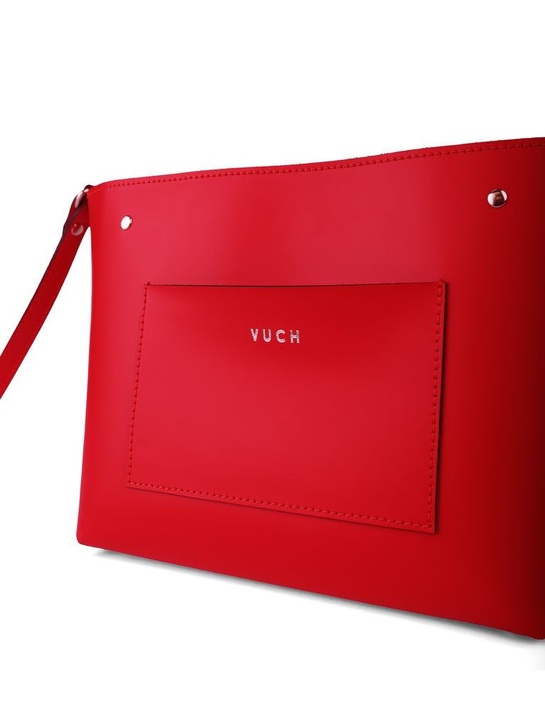 VUCH Lethie Red.

Ročno šivano v Sloveniji
Kakovostno gladko usnje z neobdelano podlogo
Omejena količina kosov
Kontrastna pompom na zadrgo
Glavno zapiranje na magnetni zatič
 USNJENA KOLEKCIJA IZDELANO NA SLOVAŠKEM
Predstavljamo prvo kolekcijo torbic in denarnic, ročno šivanih v Sloveniji.