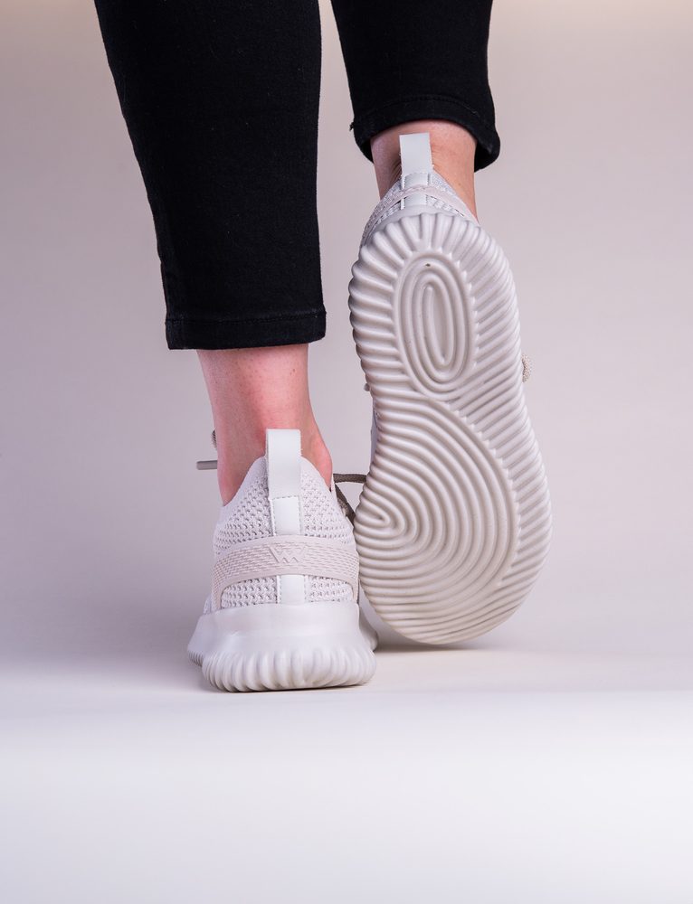 VUCH Vibe Beige - 38.

Lahke superge za prosti čas
Odstranljiv vložek iz spominske pene, ki se prilagodi obliki stopala
Prožen in zračen zgornji material
Ojačan petni del zagotavlja najboljšo podporo pri hoji
 OBUTEV
Vuch obutev je izvirnost, ki očara.