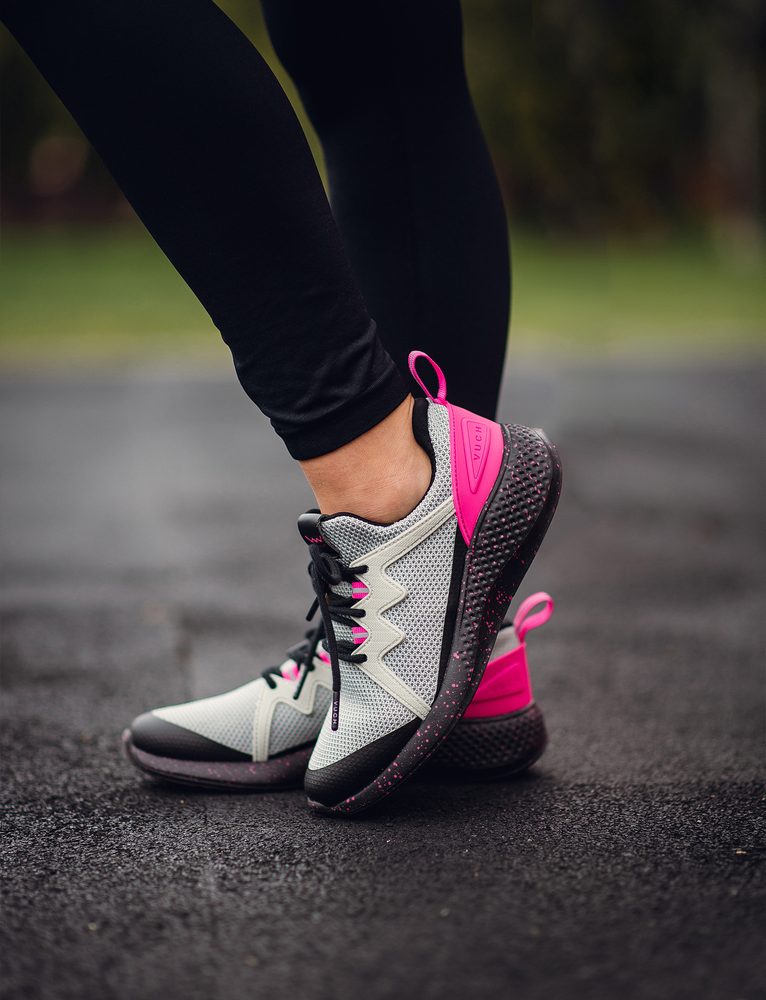 VUCH Rush Wild - 37.

Dizajni, oblikovani v sodelovanju z Martinom Brnom
Prilagodljiv zračen zgornji del
Vložek je podložen s spominsko peno
Lahek dizajn
Majhni odsevni elementi
Ojačan nart s silikonskimi elementi
 OBUTEV
Vuch obutev je izvirnost, ki očara.