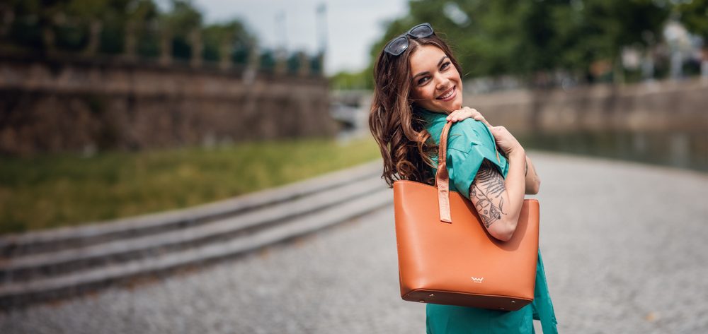 VUCH Wennie Brown.

Glavno pritrditev za 2 magneta
Velik žep z zadrgo
Notranja mini denarnica za majhne predmete (90 x 140 mm)
Torbica vključuje crossbody pas
 SimplyV 
Enostavno Vuch!
Brezčasna, minimalistična in elegantna.