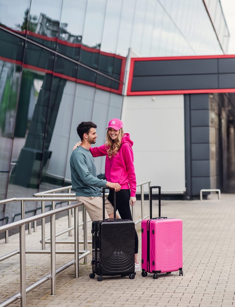 VUCH Unika Magenta.

Mere lupine: 57 × 43 × 26,5 cm
Teleskopski ročaj na treh višinskih nivojih
Prostoren mrežast predal na zadrgo z dodatnim žepom na zadrgo
Fleksibilen fiksacijski jermen s plastično sponko
Zgornji in stranski ročaji za oprijemanje v več položajih
4 vgrajena kolesca (višina 9 cm) za tih in gladek tek
Odporna lupina iz ABS polikarbonata proti običajnim praskam in udarcem
Kombinirana ključavnica s TSA ključavnico (ni nevarnosti poškodovanja ključavnice pri kontroli med potovanjem v ZDA)
Navodila za nastavitev ključavnice
 KOVČKI
Odkrijte novo kolekcijo kovčkov, ki definirajo sodobno potovanje.
Združujejo vrhunsko zasnovo z maksimalno funkcionalnostjo – lupinasta konstrukcija zagotavlja zanesljivo zaščito in dolgo življenjsko dobo, medtem ko sofisticirane barvne različice dodajajo vsakemu potovanju stilski poudarek.