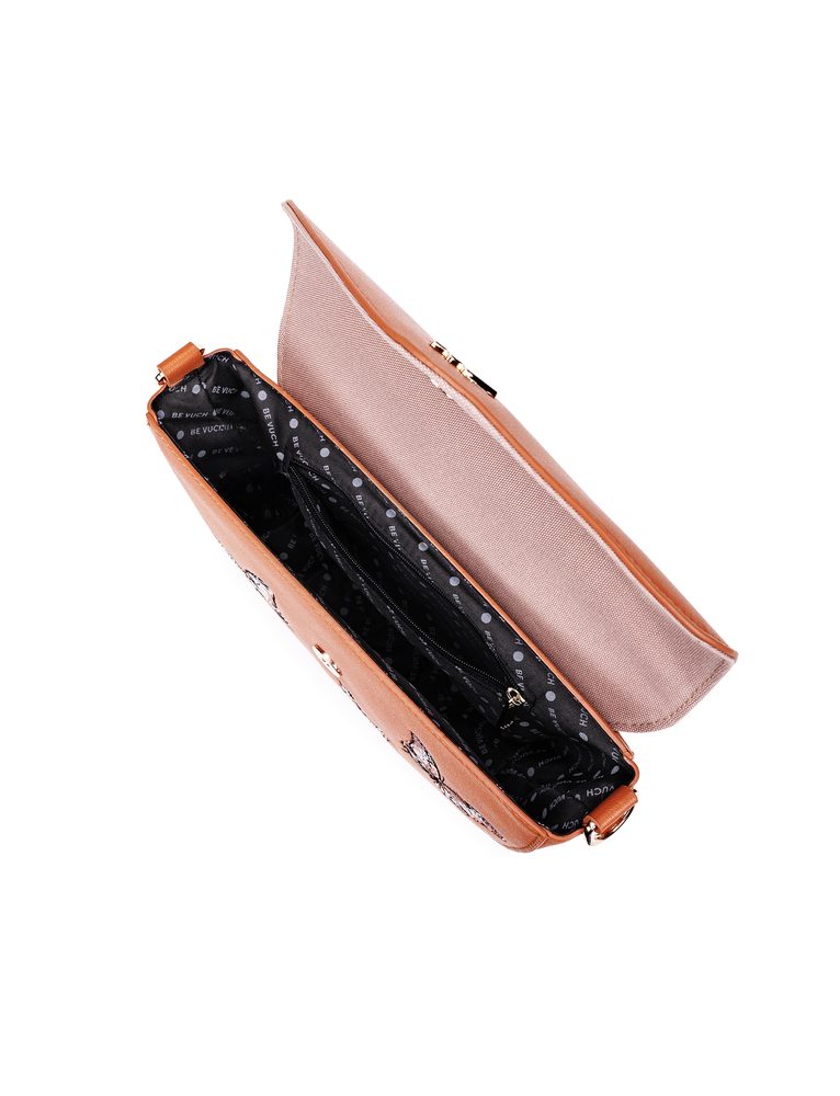 VUCH Tricia Chrysalis Brown.

Originalna vezenina z motivom metuljev
Poklopec na magnetni pin, navdihnjen z bestselerjem Joanna
Ena notranja zadrga žep
Nastavljiv pas (90 - 135 cm)
 creARTivity
Bodi Vuch, bodi viden.
Prostor, kjer smo bili brez omejitev domišljije in ustvarjalno zložili vzorce na naše najbolje prodajane izdelke.