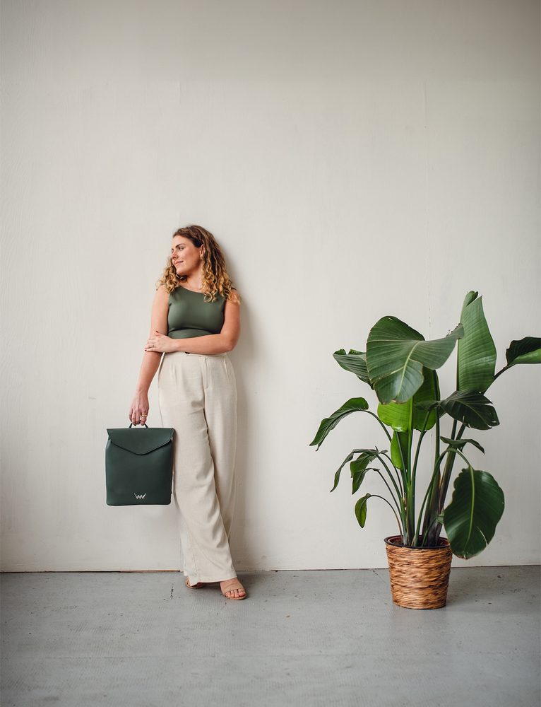 VUCH Joanna Khaki.

Prostoren notranji predal z dvojno zadrgo
Praktičen notranji predal z zadrgo na sprednji in zadnji strani
Majhni notranji predali
Nastavljive naramnice
 NAHRBTNIKI
„Praktičnost, udobje in funkcionalnost.