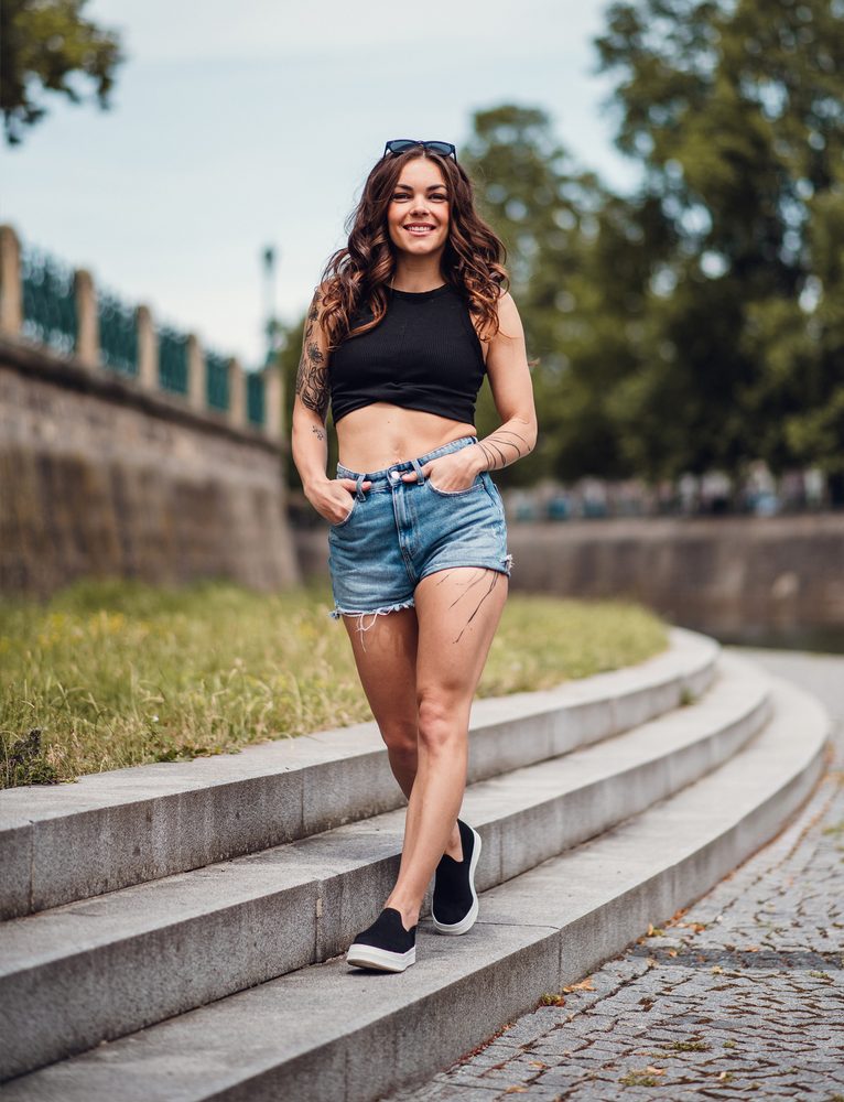 VUCH Seraphyn Black - 42.

Vsakodnevna prostočasna obutev brez vezalk
Notranji vložek čevlja ustvarjen z AI
Dva vezenina logotipa – en velik ob strani in poln majhen na nartu čevlja
Elastična pletenina zagotavlja, da čevlji lepo stojijo na nogah
Oblazinjen ovratnik okoli pete zagotavlja udobje skozi ves dan
 OBUTEV
Vuch obutev je izvirnost, ki očara.