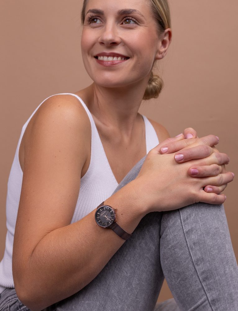 VUCH Sparkly Dark Purple.

Elegantna številčnica s češkimi kristalčki
Kakovosten japonski mehanizem
Quartz ura na baterijo
Pakirano v darilni škatli
36 mesecev garancije
WR 30M/3ATM
 URE
Ure VUCH ti ponujajo več kot le pregled nad časom.