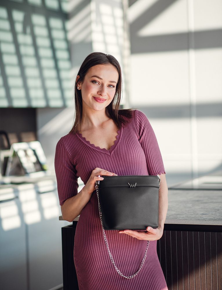 VUCH Verica Black.

Glavno zapiranje z zadrgo
Torbica vključuje dva trakova
Notranje žepe za drobnarije
 Crossbody
Breočasna klasika, ki jo lahko nosite poleti in pozimi, v službo ali na sprehod, h copatom ali visoki peti.