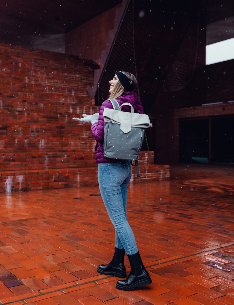 VUCH Mellora Dotty Grey.

Notranji ločen prostor za mini prenosnik in majhen žep z zadrgo
Zapiranje na zadrgo + po zlaganju se lahko zavaruje z ultra močnim magnetnim patentom
Nastavljive naramnice
Podložen hrbet za maksimalno udobje
 Cutie Dotty
Nadenite si sivo!
Kolekcija Cutie Dotty je v celoti opremljena z igrivostjo in čarom.