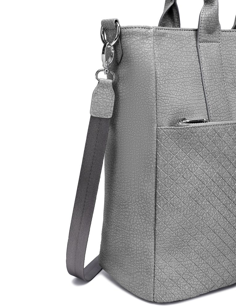 VUCH Inara Grey.

Glavno zapiranje z zadrgo
Zanke za pritrditev na voziček
Trdno dno, zaščiteno s 4 kovinskimi nogami
Veliko notranjih in zunanjih žepov

 
  Shape of Diamond
Bodite elegantni in edinstveni s Shape of Diamond! 
Trenutno si ogledujete dragulje in diamante našega portfelja.