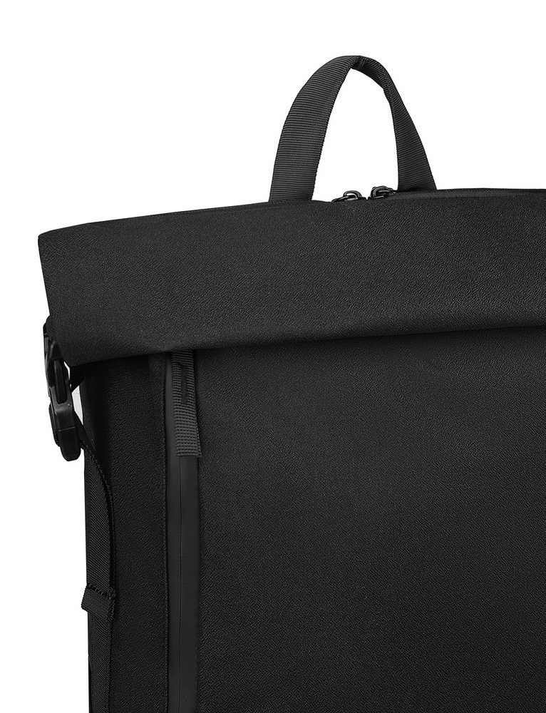 VUCH Tayte Small Black.

Glavno zapiranje z zadrgo
Izdelan iz trdnega materiala
Prostor razdeljen v dva žepa
Velik žep za prenosnik
Zunanji žepki z zadrgo
Trak čez prsni koš
Oblazinjeni naramni trakovi in hrbet za udobno nošenje
 Nahrbtniki
Časi, ko so nahrbtniki pomenili le šolske torbe ali športne kose za gorske pohode, so že zdavnaj mimo.