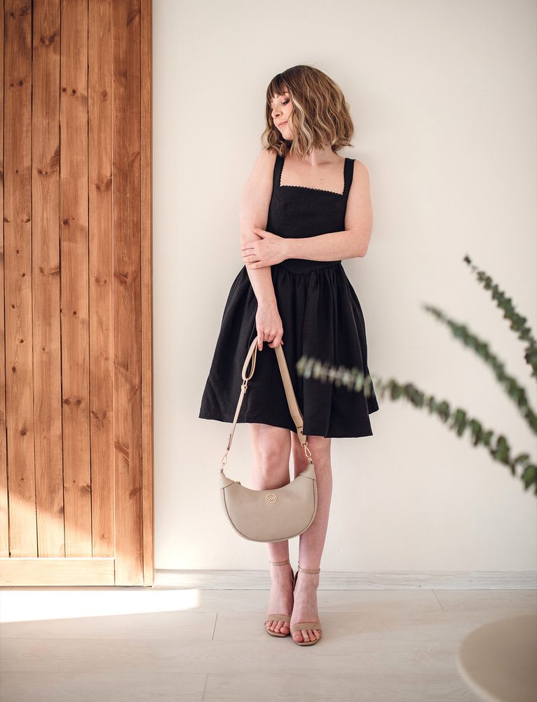 VUCH Nessa Beige.

Glavno zapiranje z zadrgo
Notranja žep z zadrgo
Prostor za kartice
Nastavljiv trak
 Shape of Diamond
Bodite stilski in edinstveni s Shape of Diamond!
Ravno zdaj opazujete dragocene kamne in diamante našega portfelja.