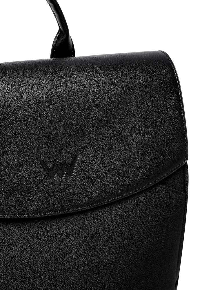 VUCH Gioia Melange Black.

Del nahrbtnika izdelan iz obstojnega materiala
Zapiranje z magnetom in zadrgo
Veliko zunanjih in notranjih žepov
Nahrbtnik, ki obdrži svojo obliko
 Nahrbtniki
Časi, ko so nahrbtniki pomenili le šolske torbe ali športne kose za visoke gore, so že zdavnaj mimo.