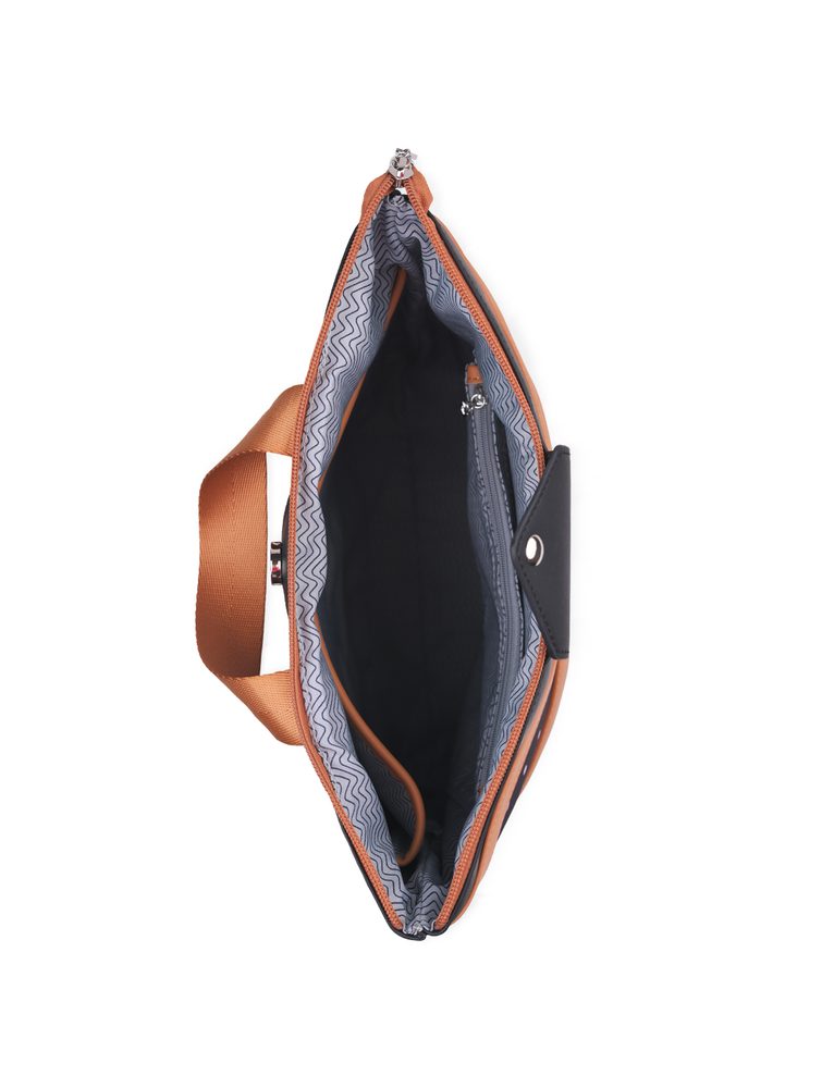 VUCH Tiara Dotty Black.

Dvojna zaščita pred krajo - glavni predal z zadrgo in gumbom
Spredaj pokrit predal z zadrgo, notranji predal za mini prenosnik in manjši predal z zadrgo
Udobne in trpežne naramnice (nastavljive)
Predal za telefon ali ključe z zadrgo
 NAHRBTNIKI
„Praktičnost, udobje in funkcionalnost.