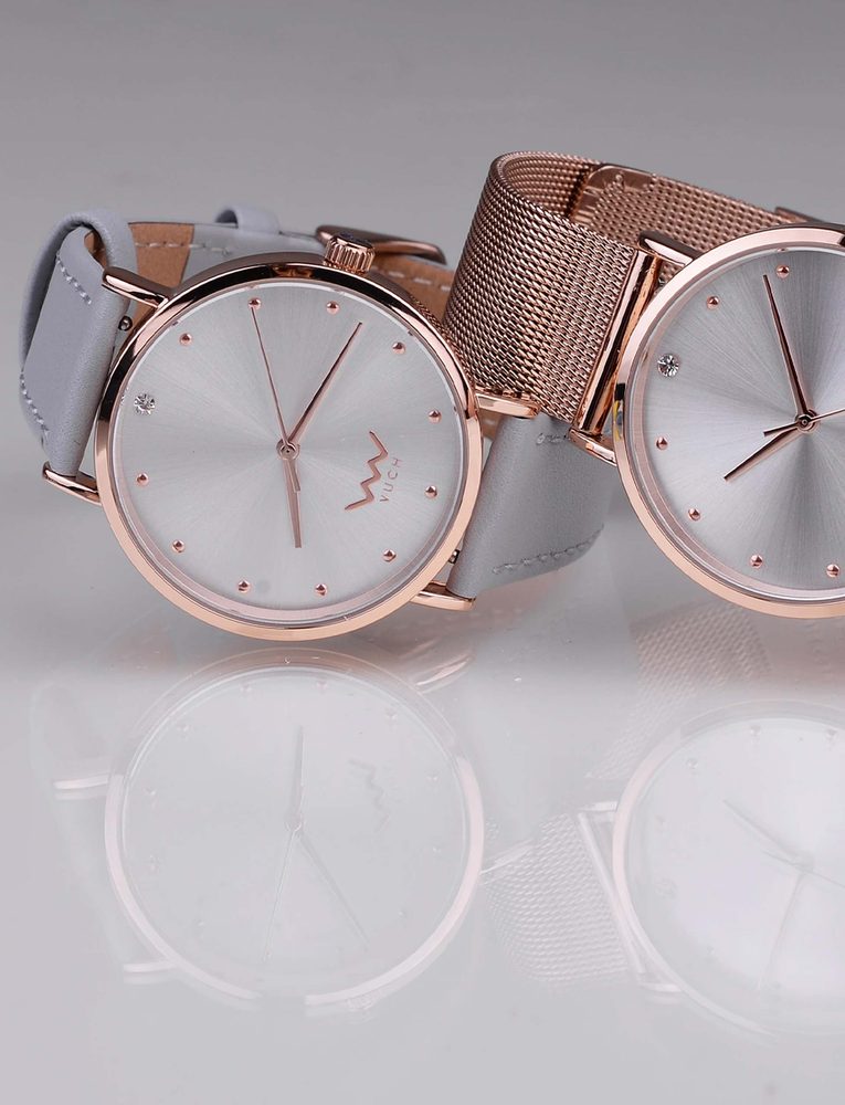 VUCH Dakota Grey.

Elegantno telo ure s kristalom
Nastavljiva dolžina paščka
Kakovosten japonski mehanizem
Pakirano kot darilo
36 mesecev garancije
 URE
Ure VUCH ti ponujajo več kot le pregled nad časom.