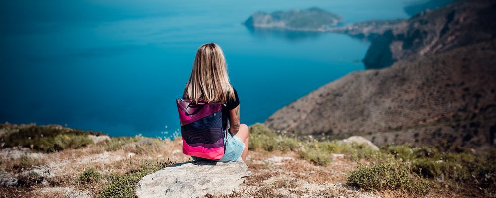 VUCH Strogoff.

Dvojna zaščita proti kraji - glavni žep z zadrgo in zaponko
Sprednji pokrit žep z zadrgo, notranji predal za majhen prenosnik in manjši žep z zadrgo
Podložen hrbet in naramnice nahrbtnika
Denarnica v istem dizajnu
 Nahrbtniki
„Praktičnost, udobje in funkcionalnost.