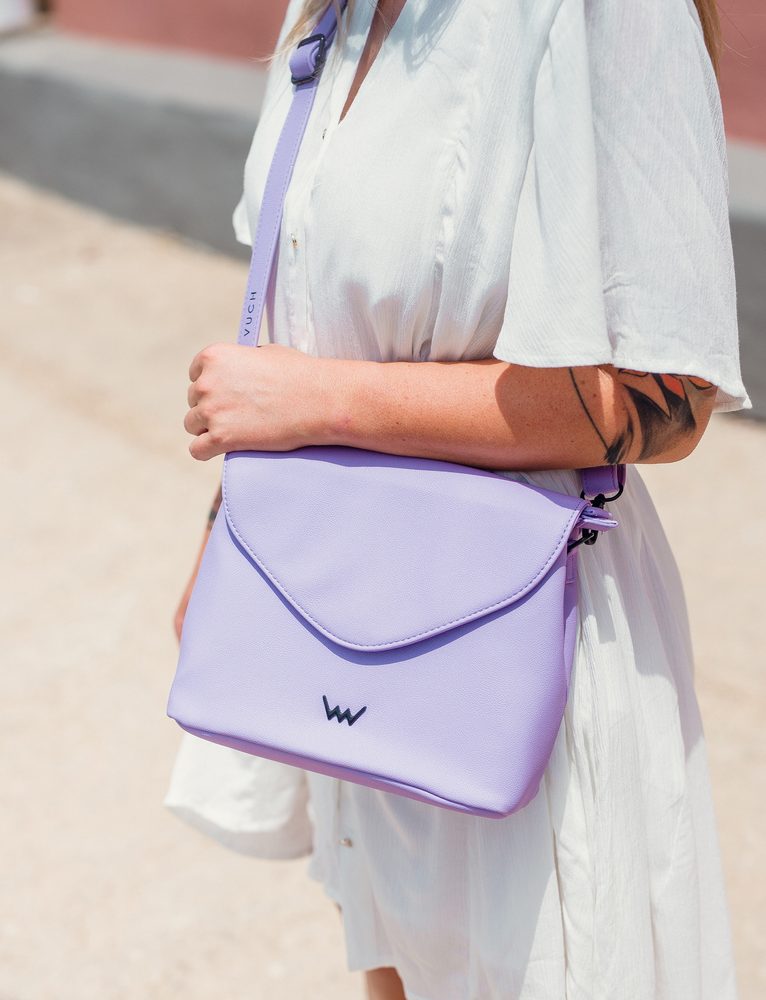VUCH Byrsa Purple.

Eleganten dizajn
Glavno zapiranje z magnetom in zadrgo
Torbica razdeljena na dva dela
Širši pašček – zagotavlja udobje
 Crossbody
„Ko je nekdo ponosen na nas, nam to pogreje srce.