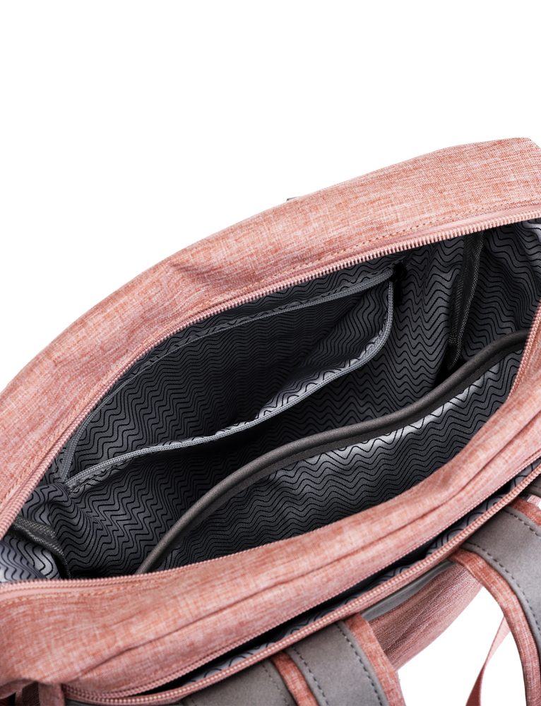 VUCH Lien Pink.

Za boljšo orientacijo se odpre za večjo velikost
Izjemno močan in vzdržljiv material, ki je lepo ohranjen
Veliko notranjih in zunanjih žepov
 TechniC
Kolekcija, ki sta jo navdihnila mesto in narava!
Na prestolu priljubljenosti že nekaj časa kraljujeta nahrbtnika Mellor in Noel, iz njunih lastnosti pa je nastalo kar nekaj velikih naslednikov.