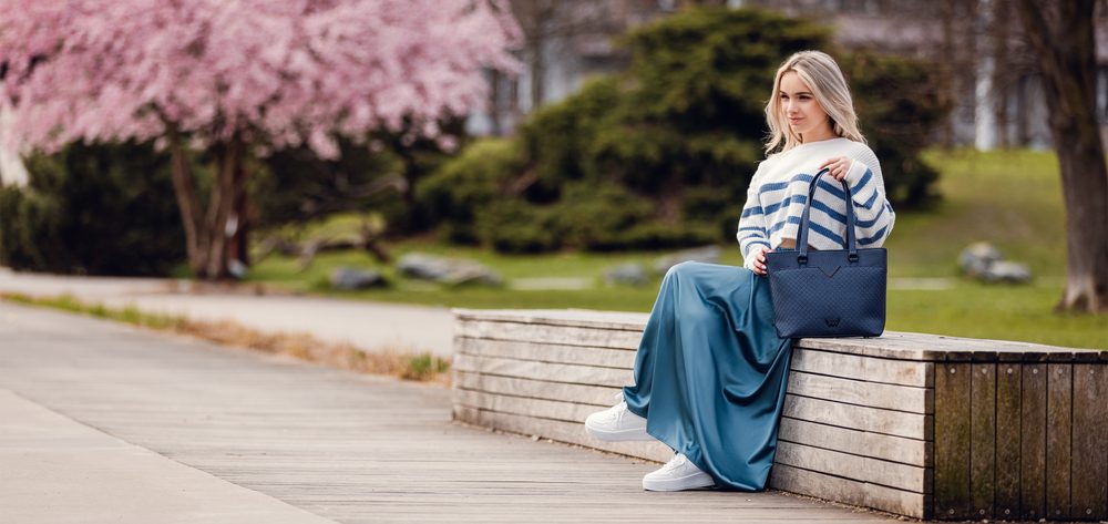 VUCH Neela Blue.

Elegantna izvedba z zunanjim žepom brez zapiranja
Torba s trdnim dnom, zaščitenim s 4 kovinskimi nogicami
Glavno zapiranje na zadrgo
Vključen crossbody pas
 Shape of Diamond
Bodite elegantni in edinstveni s Shape of Diamond! 
Trenutno si ogledujete dragulje in diamante našega portfelja.