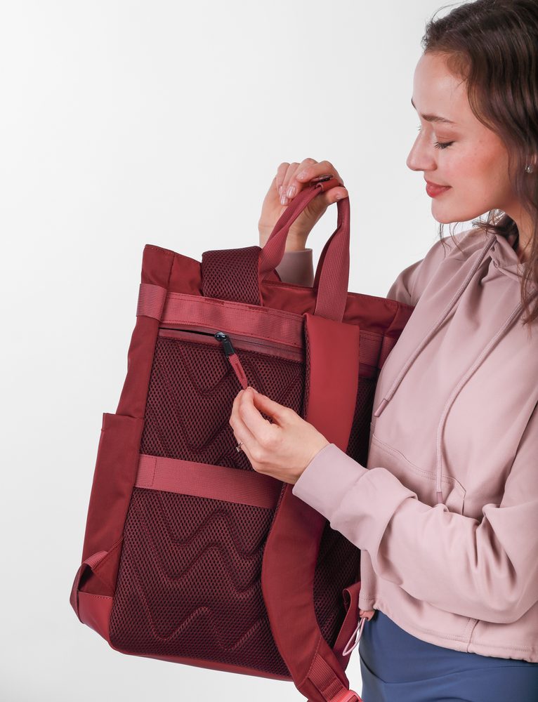 VUCH Gemyny Red.

Glavno zapiranje z zadrgo
Zunanje žepe z zadrgo
Veliko notranjih predalčkov
Zadnji pas za pritrditev na kovček
Oblazinjeni naramni trakovi in hrbet za udobno nošenje
 Nahrbtniki
Časi, ko so nahrbtniki pomenili le šolske torbe ali športne kose za gorske pohode, so že zdavnaj mimo.