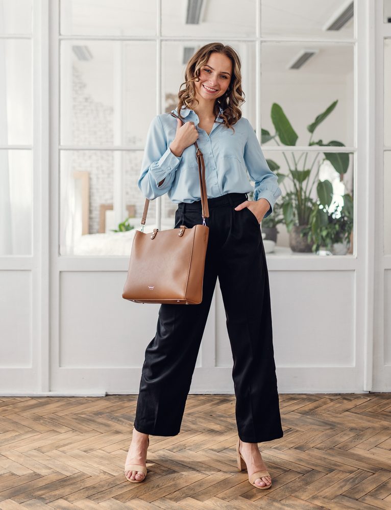 VUCH Camelia Brown.

Prostorna torbica z zapiranjem na zadrgo
Priložen trak za nošenje čez telo
Srebrni detajli z izrazitim obeskom (odstranljiv)
Notranji žep za drobnarije

  SimplyV 
Enostavno Vuch!
Brezčasna, minimalistična in elegantna.