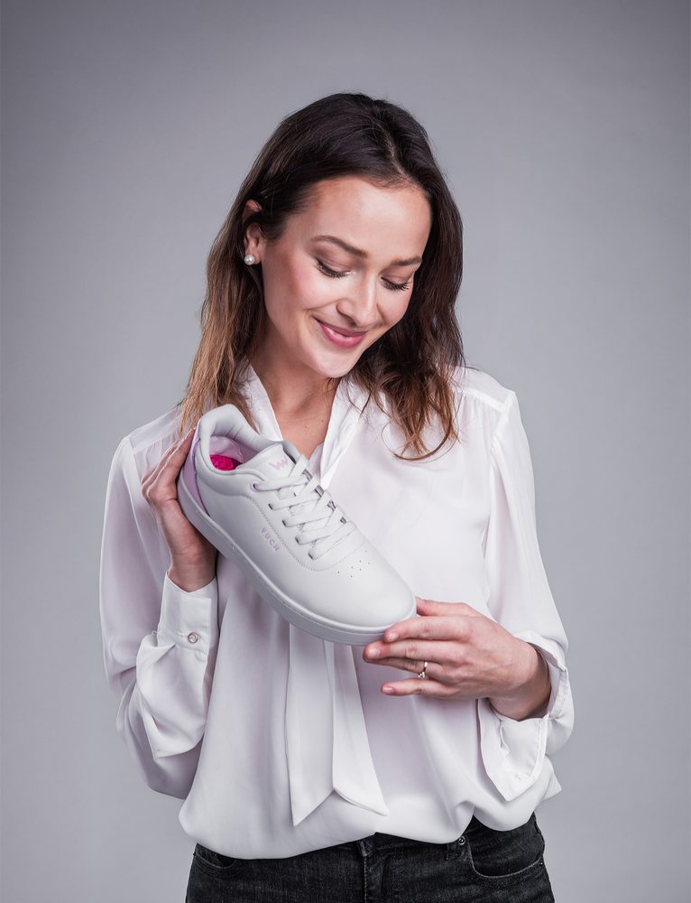 VUCH Legacy Grey - 40.

Prva zbirka usnjenih čevljev VUCH
Prezračevanje na notranji strani čevlja
Notranja oblikovana vložka čevlja, ustvarjena s pomočjo AI
Notranji protizdrsni material, ki drži peto na mestu
Kombinacija gladkega in strukturiranega usnja
Dizajn ustvarjen v sodelovanju z Martinom Brno
 OBUTEV
Vuch čevlji so originalnost, ki stopa.