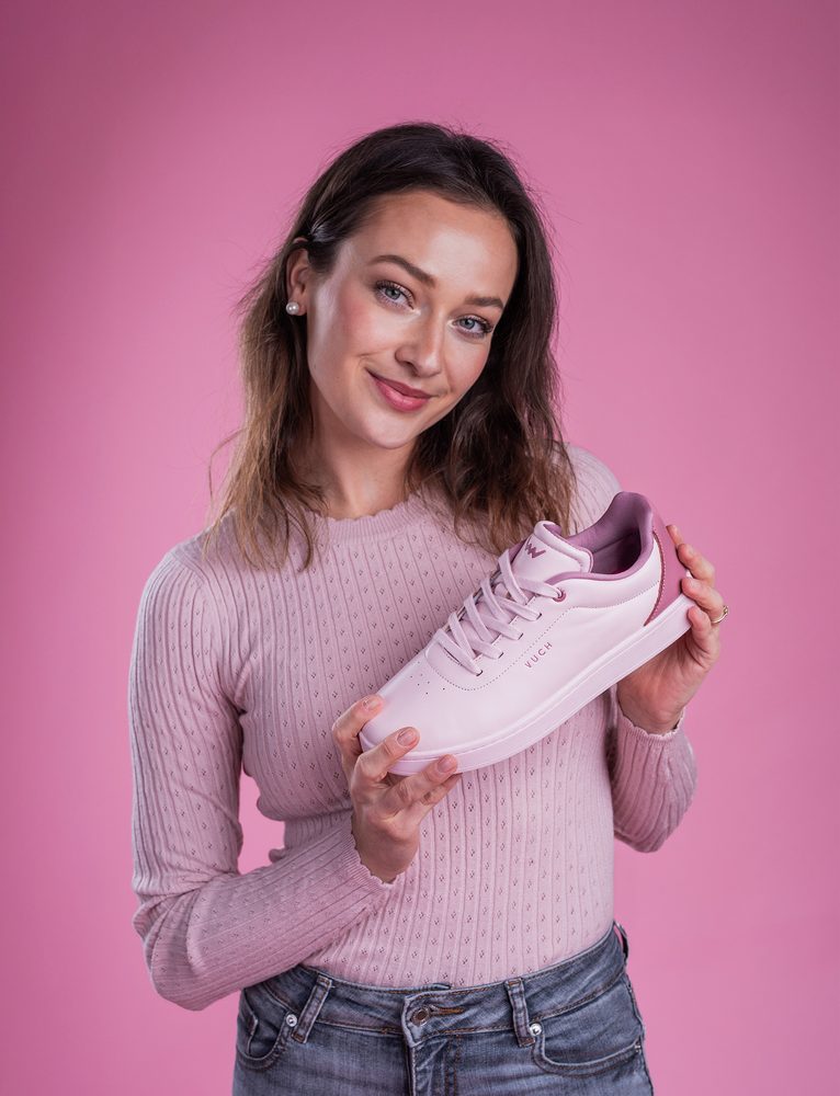 VUCH Legacy Pink - 39.

Prva zbirka usnjenih čevljev VUCH
Prezračevanje na notranji strani čevlja oo♥
Notranja oblikovana vložka čevlja, ustvarjena s pomočjo AI
Notranji protizdrsni material, ki drži peto na mestu
Kombinacija gladkega in strukturiranega usnja
Dizajn ustvarjen v sodelovanju z Martinom Brno
 OBUTEV
Vuch čevlji so originalnost, ki stopa.