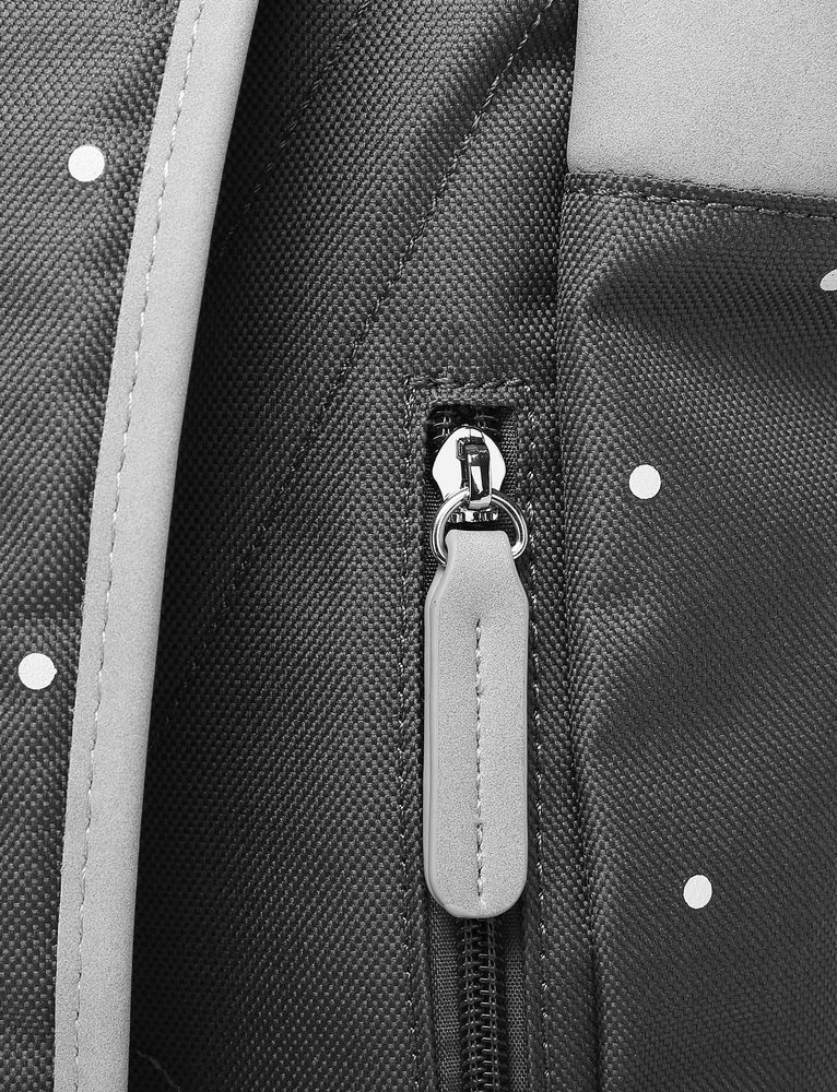 VUCH Mellora Dotty Grey.

Notranji ločen prostor za mini prenosnik in majhen žep z zadrgo
Zapiranje na zadrgo + po zlaganju se lahko zavaruje z ultra močnim magnetnim patentom
Nastavljive naramnice
Podložen hrbet za maksimalno udobje
 Cutie Dotty
Nadenite si sivo!
Kolekcija Cutie Dotty je v celoti opremljena z igrivostjo in čarom.