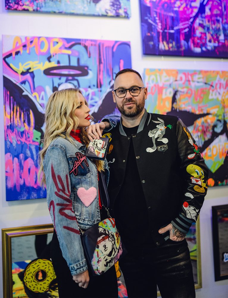 VUCH Peaceful love.

Izviren dizajn - vsake torbice je samo 300 kosov
Ustvarjeno v sodelovanju z umetnikom pop art Josefom Ratajem (https://www.ratajart.com/)
Omejena izdaja luksuznega darilnega paketa
 Rataj second collection
„V času, ko je deljenje miru in ljubezni več kot potrebno, prihaja druga serija uspešne omejene izdaje kolekcije Rataj 2!