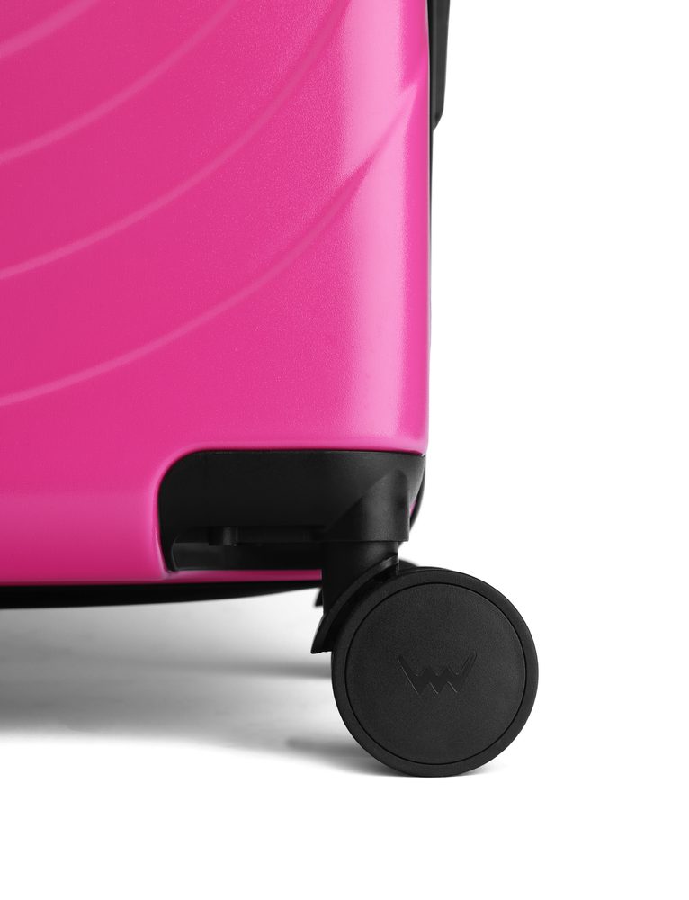 VUCH Unika Magenta.

Mere lupine: 57 × 43 × 26,5 cm
Teleskopski ročaj na treh višinskih nivojih
Prostoren mrežast predal na zadrgo z dodatnim žepom na zadrgo
Fleksibilen fiksacijski jermen s plastično sponko
Zgornji in stranski ročaji za oprijemanje v več položajih
4 vgrajena kolesca (višina 9 cm) za tih in gladek tek
Odporna lupina iz ABS polikarbonata proti običajnim praskam in udarcem
Kombinirana ključavnica s TSA ključavnico (ni nevarnosti poškodovanja ključavnice pri kontroli med potovanjem v ZDA)
Navodila za nastavitev ključavnice
 KOVČKI
Odkrijte novo kolekcijo kovčkov, ki definirajo sodobno potovanje.
Združujejo vrhunsko zasnovo z maksimalno funkcionalnostjo – lupinasta konstrukcija zagotavlja zanesljivo zaščito in dolgo življenjsko dobo, medtem ko sofisticirane barvne različice dodajajo vsakemu potovanju stilski poudarek.